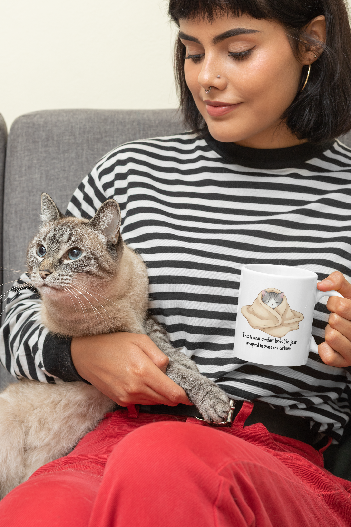 Cozy Cat Mug 11oz – “This Is What Comfort Looks Like” Quote | Funny Ceramic Coffee Cup | Gift for Cat Lovers