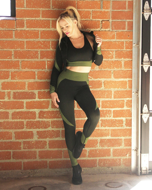 Trois Seamless Leggings. Black & Green, High Compression, Sleek Design