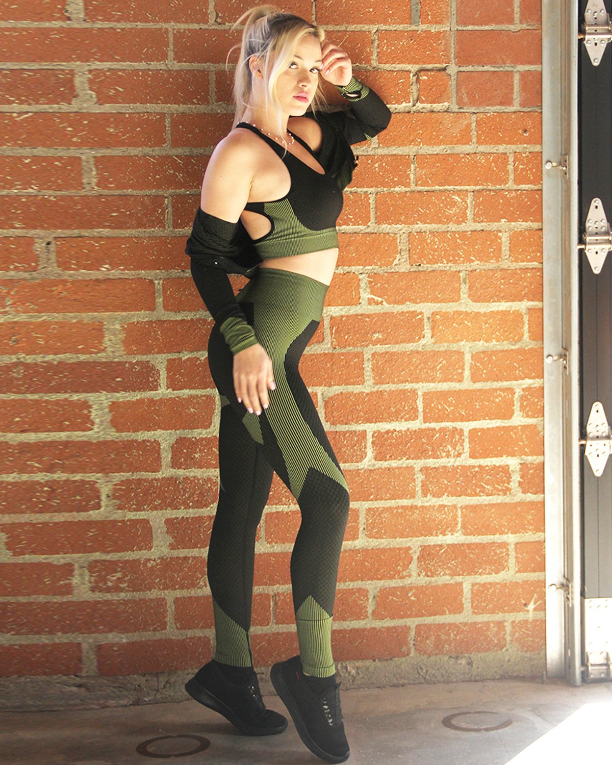 Trois Seamless Leggings. Black & Green, High Compression, Sleek Design
