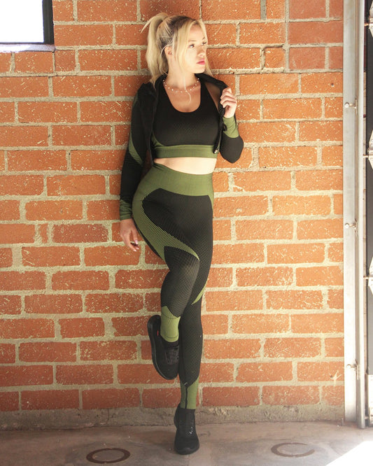 Trois Seamless Leggings. Black & Green, High Compression, Sleek Design