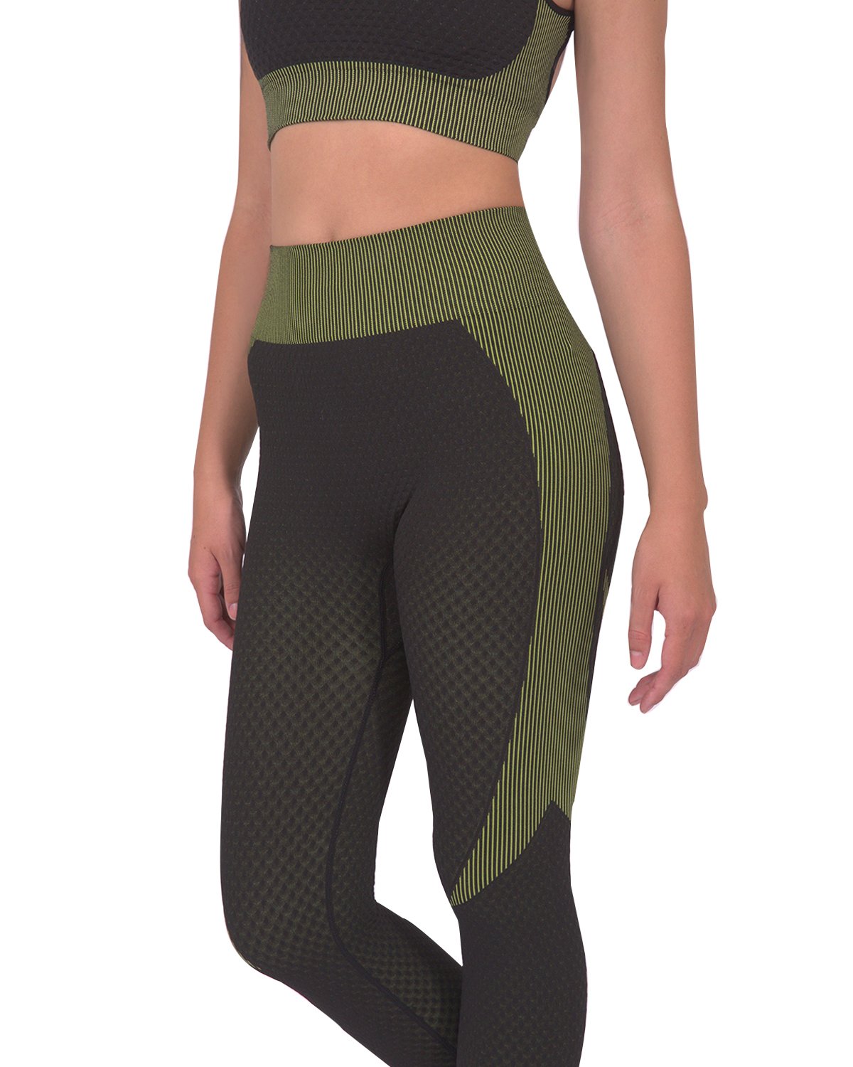 Trois Seamless Leggings. Black & Green, High Compression, Sleek Design
